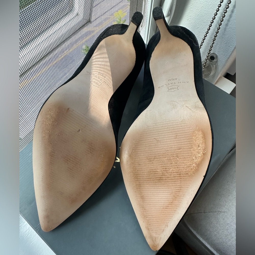 Ann Taylor Black Mila Suede Pumps in size 8.5 - Picture 3 of 4